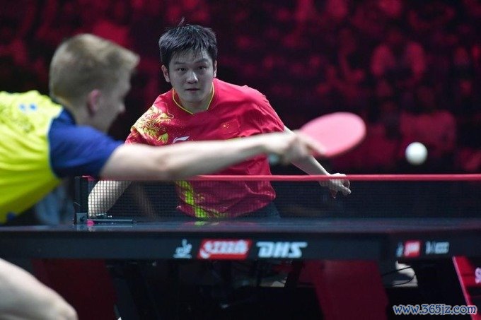 Fan Zhendong (đỏ) ở một sự kiện của WTT tại OCBC Arena， Singapore hồi tháng 3/2023. Ảnh: WTT